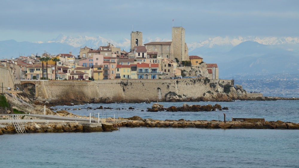 a small town on the shore of a body of water