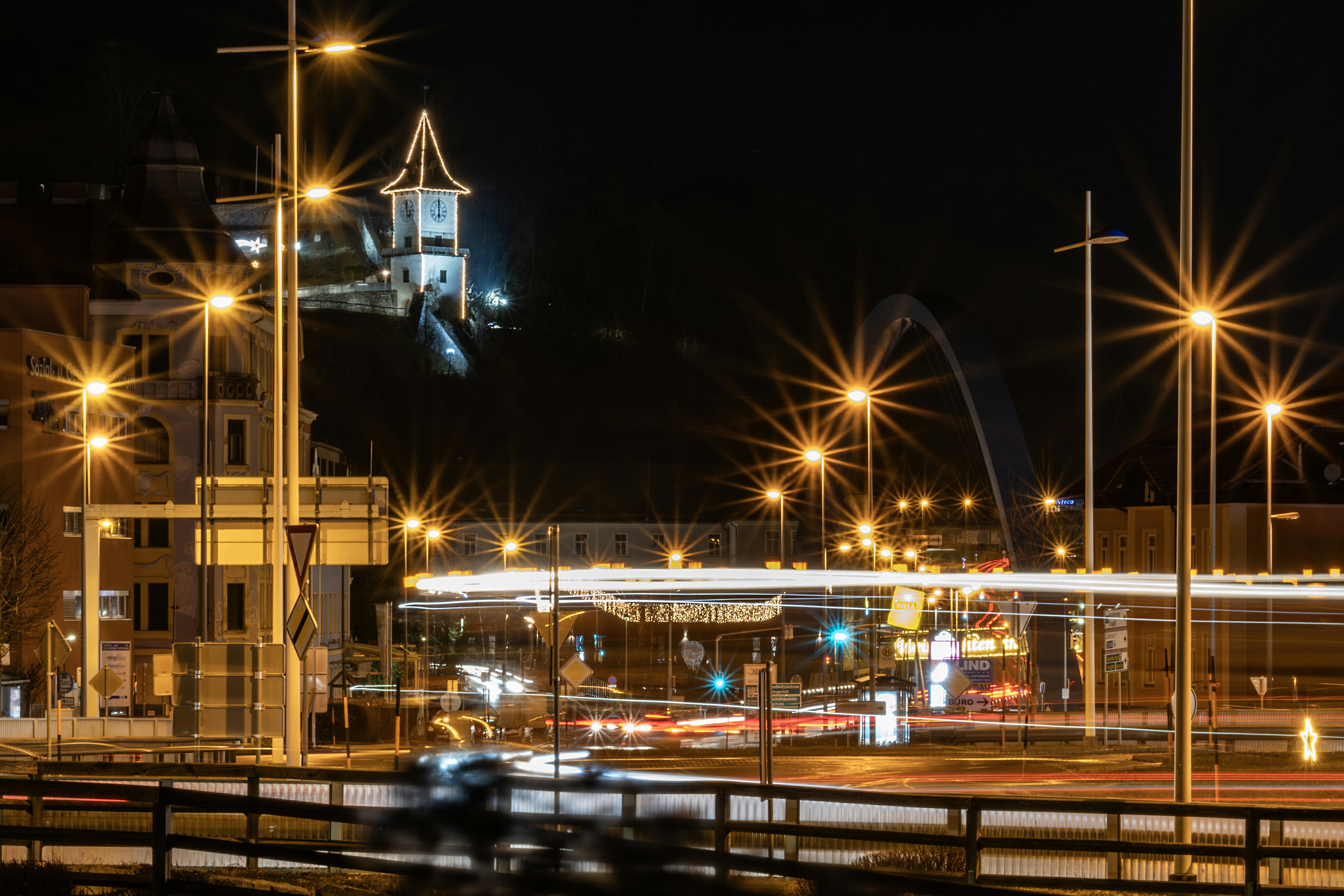 街灯と橋のある夜の街