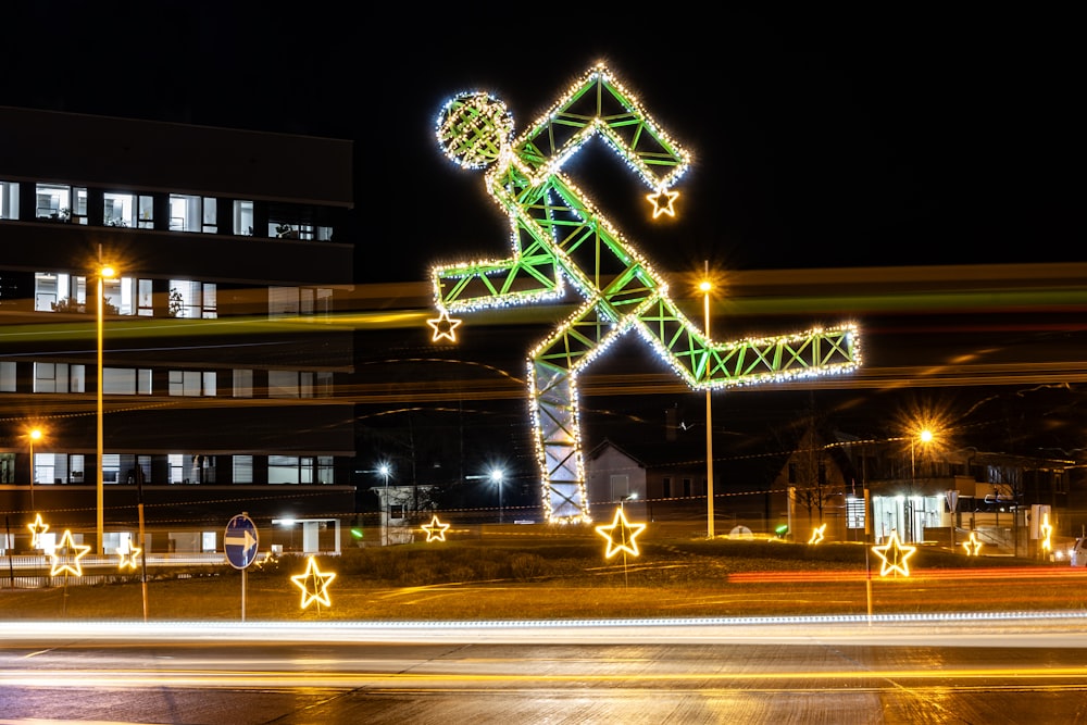 Un bâtiment avec des lumières de Noël et une figure illuminée