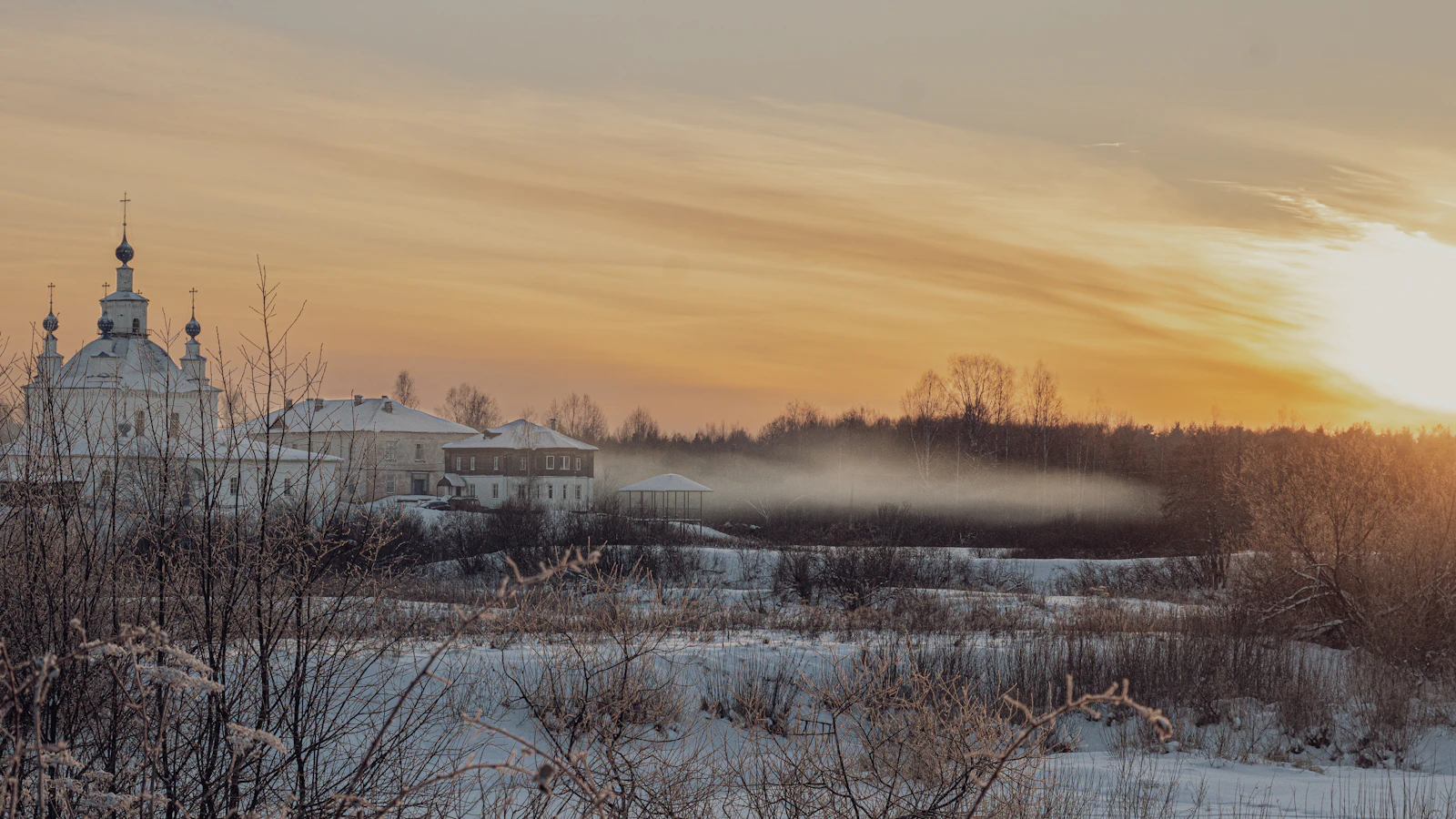 Churches on the far bank at a winter sunset — Kostroma, Russia