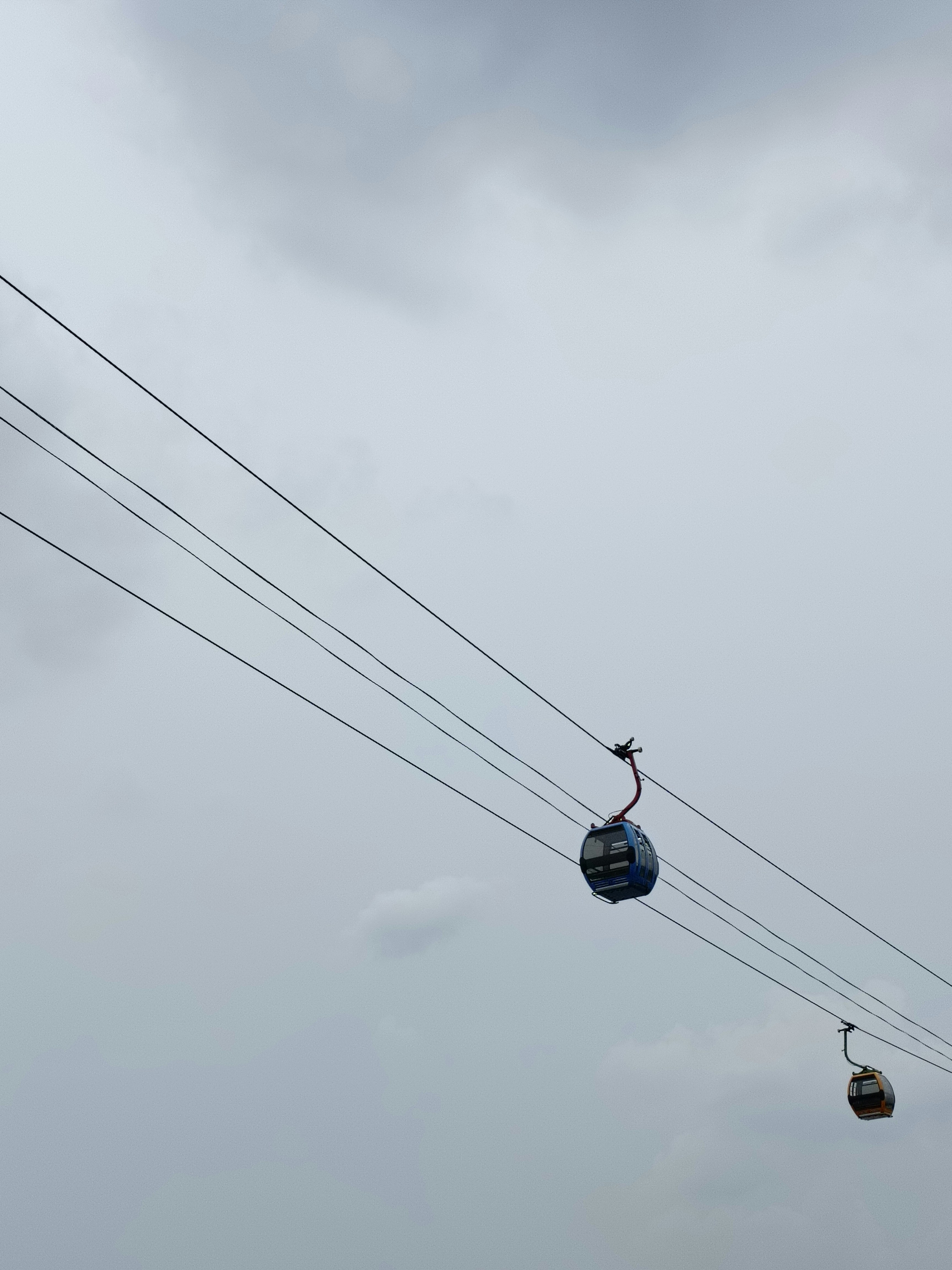 Beberapa orang naik di atas lift ski