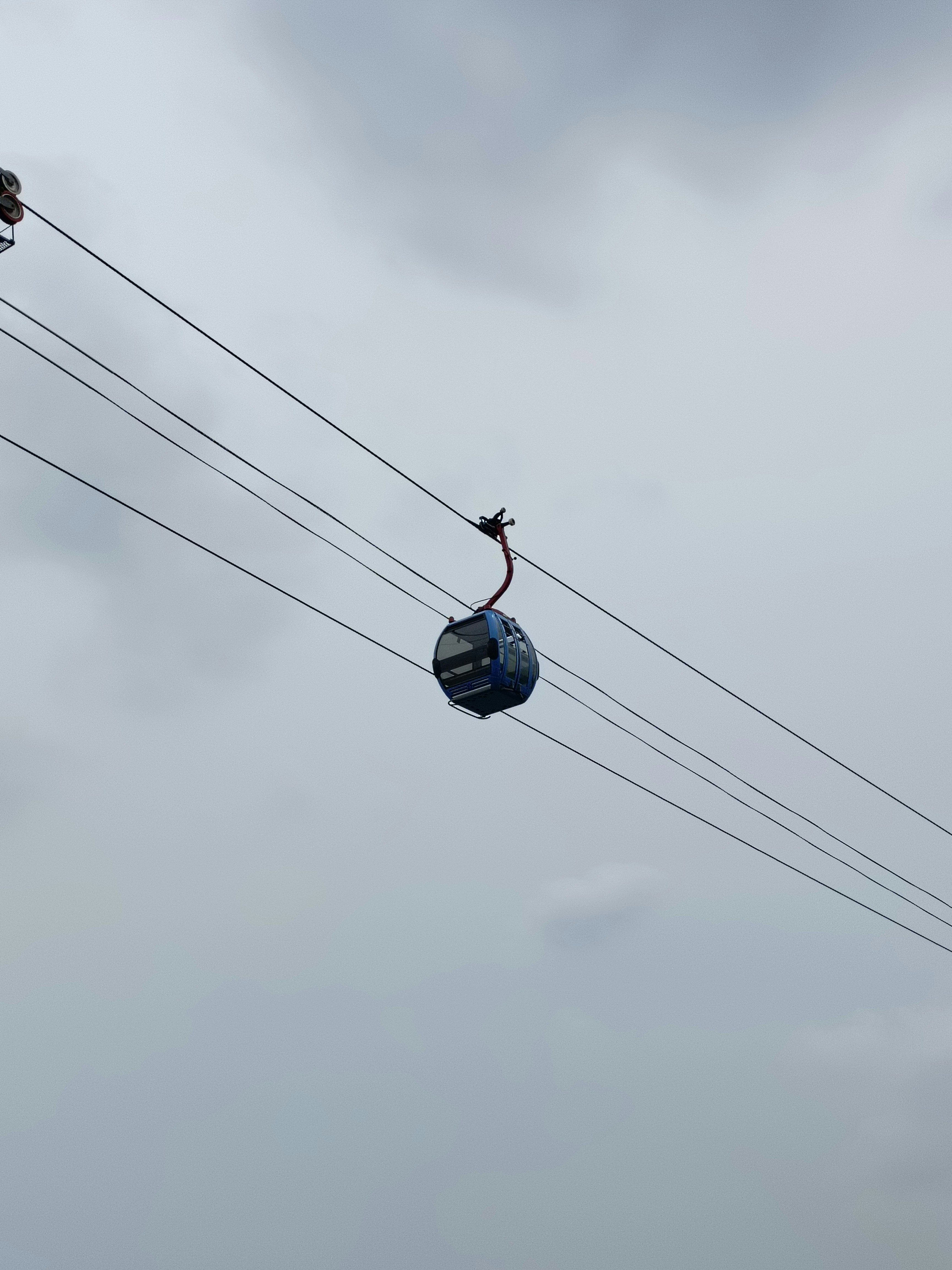 dua orang di lift ski di langit