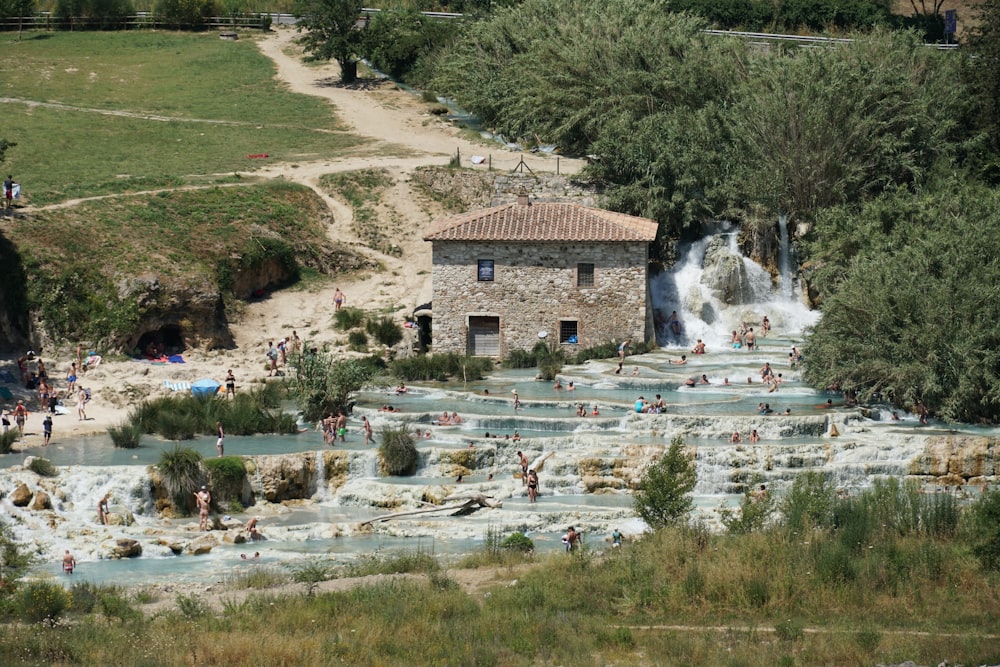 Un gruppo di persone sta giocando in una piscina