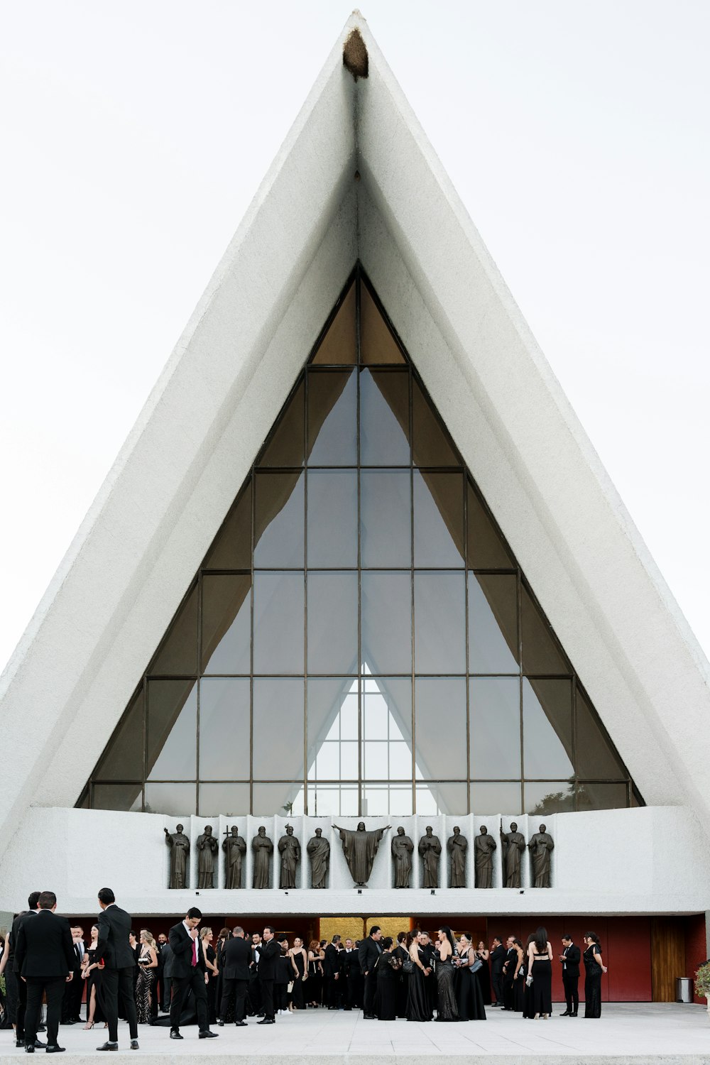 un groupe de personnes debout devant une église