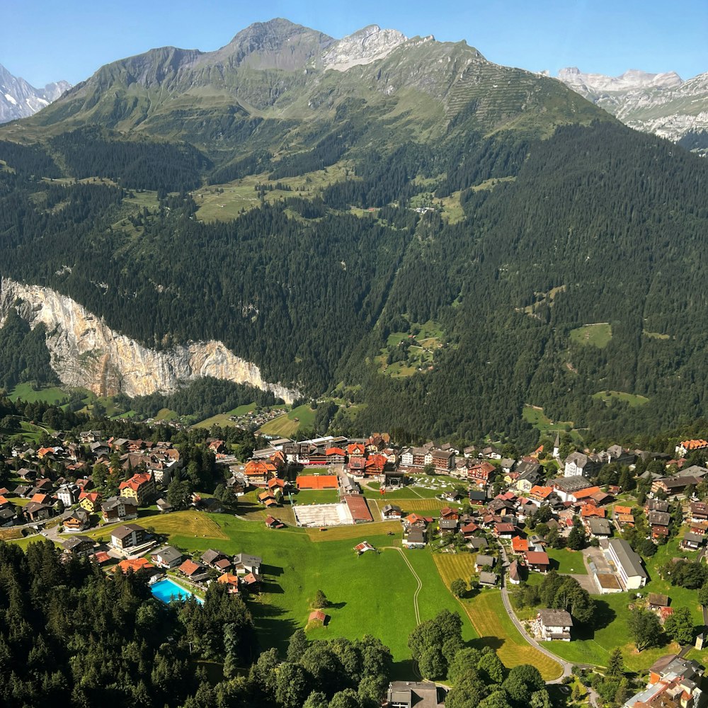 Luftaufnahme eines Dorfes in den Bergen