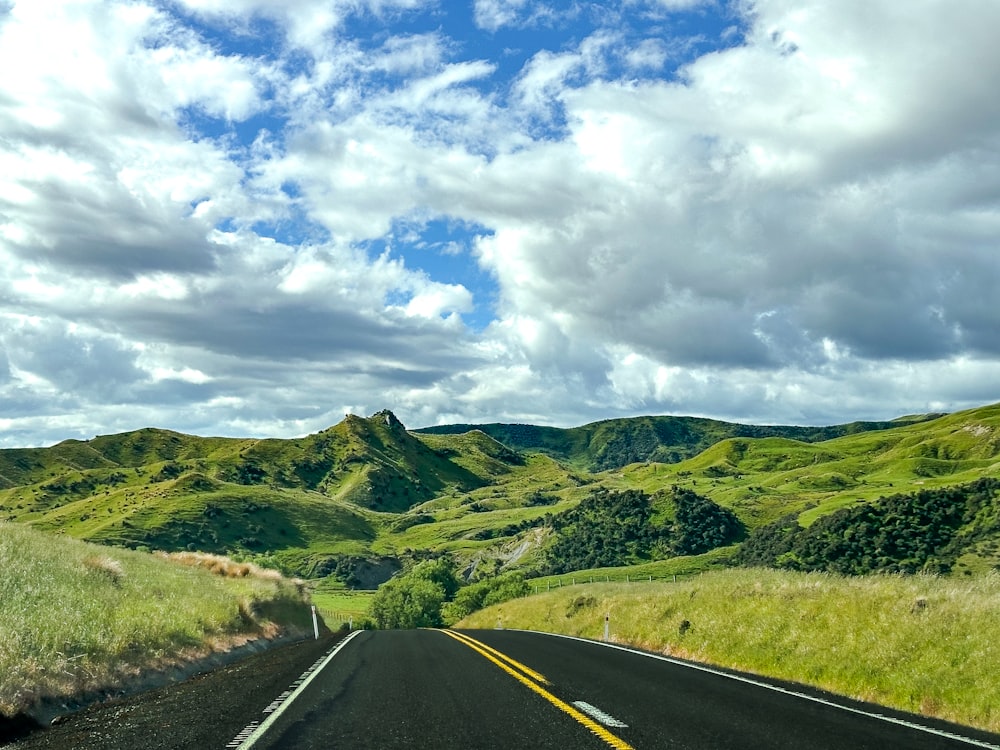 uma vista de uma estrada com montanhas ao fundo