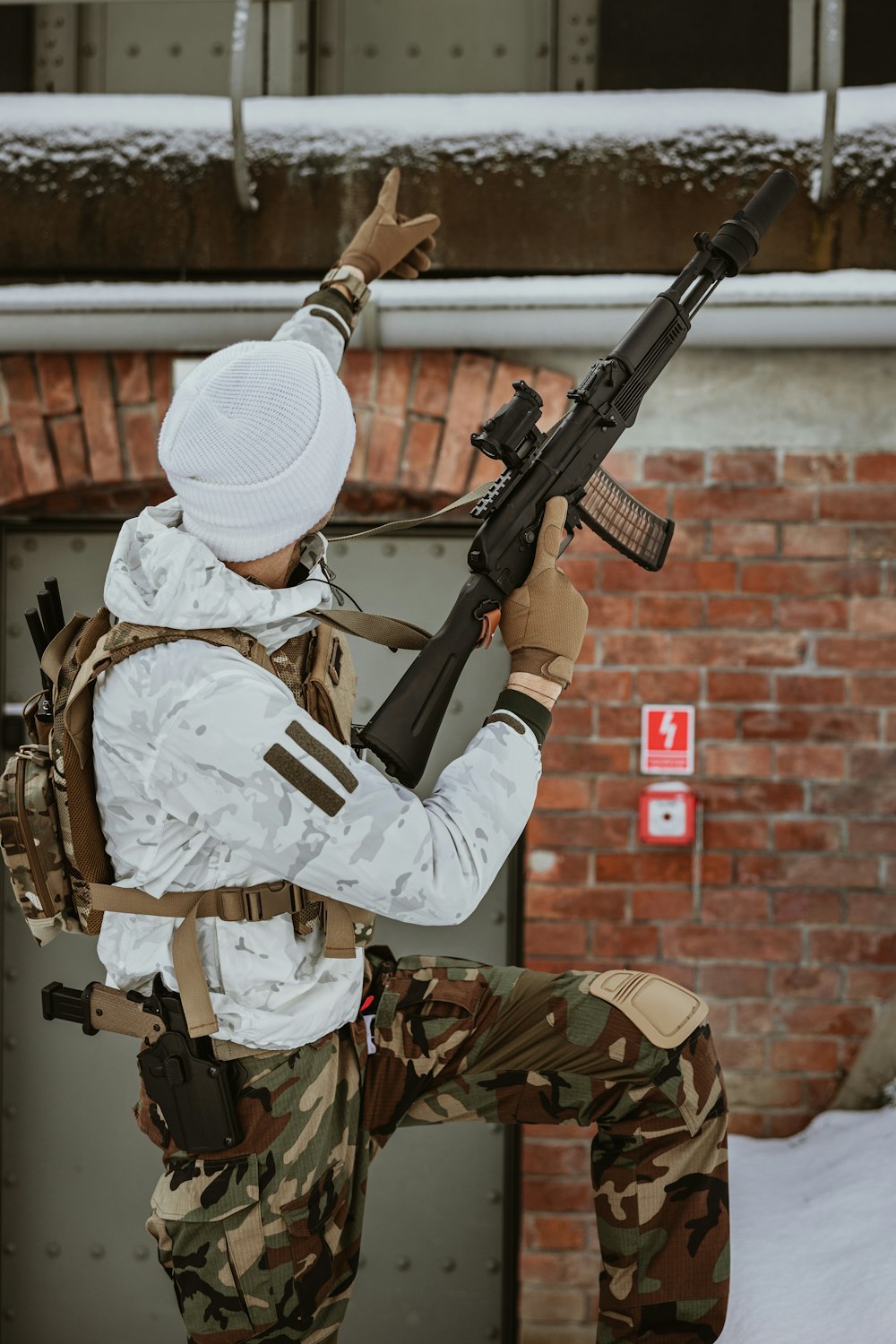 Un soldat avec un fusil dans la neige