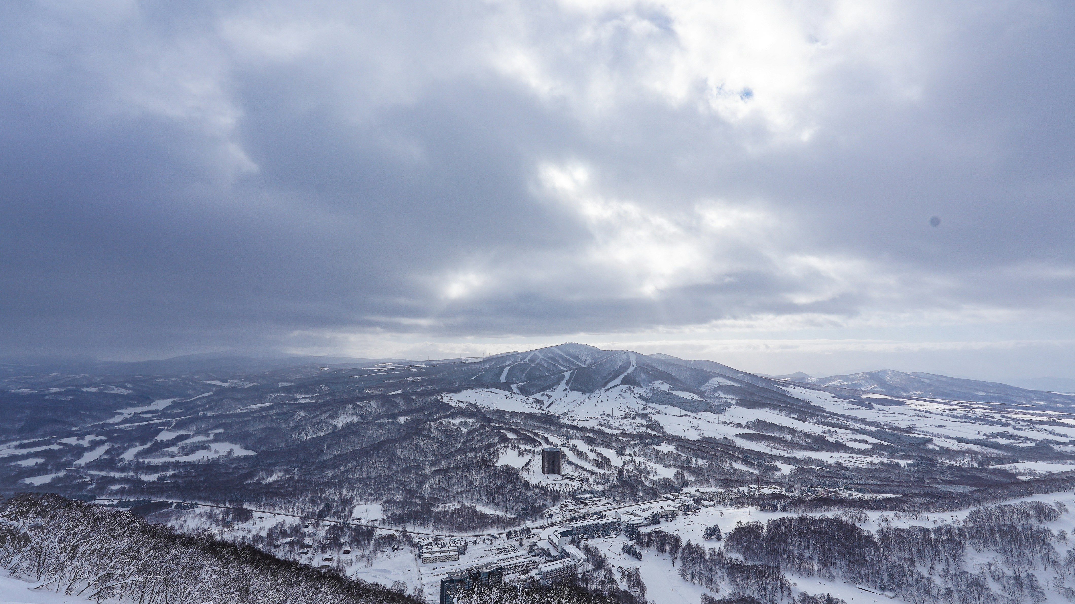 First-Time Skiing Japan: Budget Trips & Tokyo-Accessible Resorts