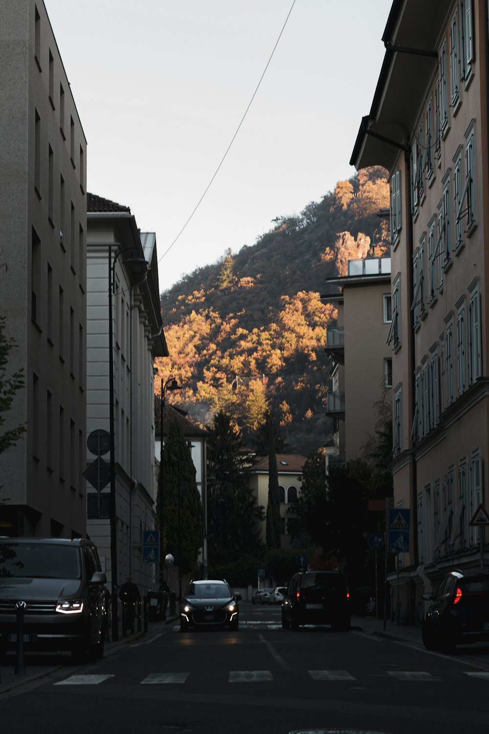 Eine Stadtstraße mit einem Berg im Hintergrund