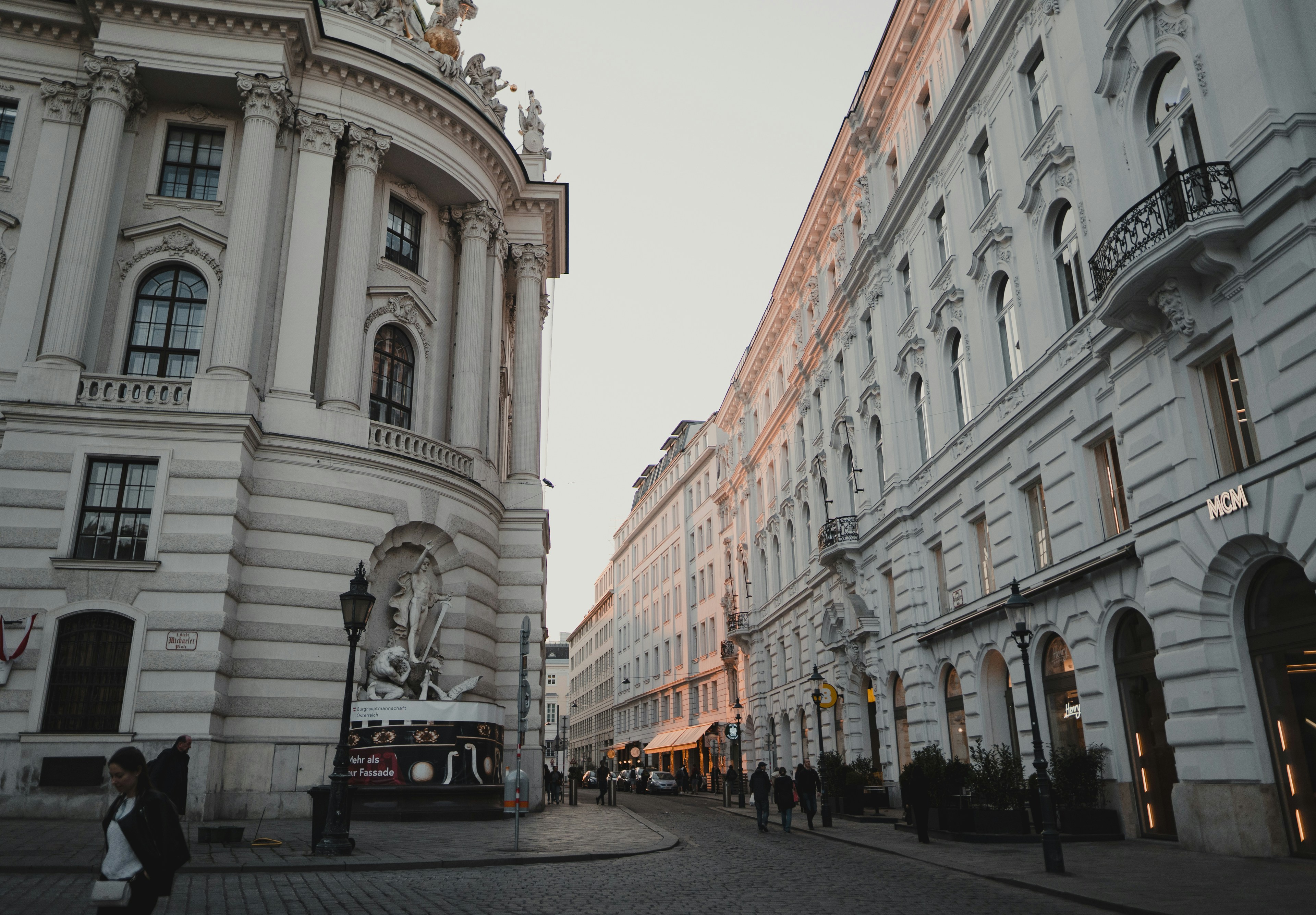 photo-1705569963798-e5cf5452353e?ixid=M3wxMjA3fDB8MXxzZWFyY2h8N3x8YmF1ZW5kcmVpbmlndW5nJTIwd2llbnxlbnwwfHx8fDE3MTc2Mjk3MDd8MA\u0026ixlib=rb-4.0.3