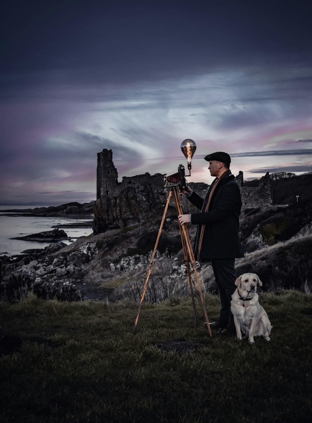 un uomo in piedi accanto a un cane che tiene in mano una macchina fotografica