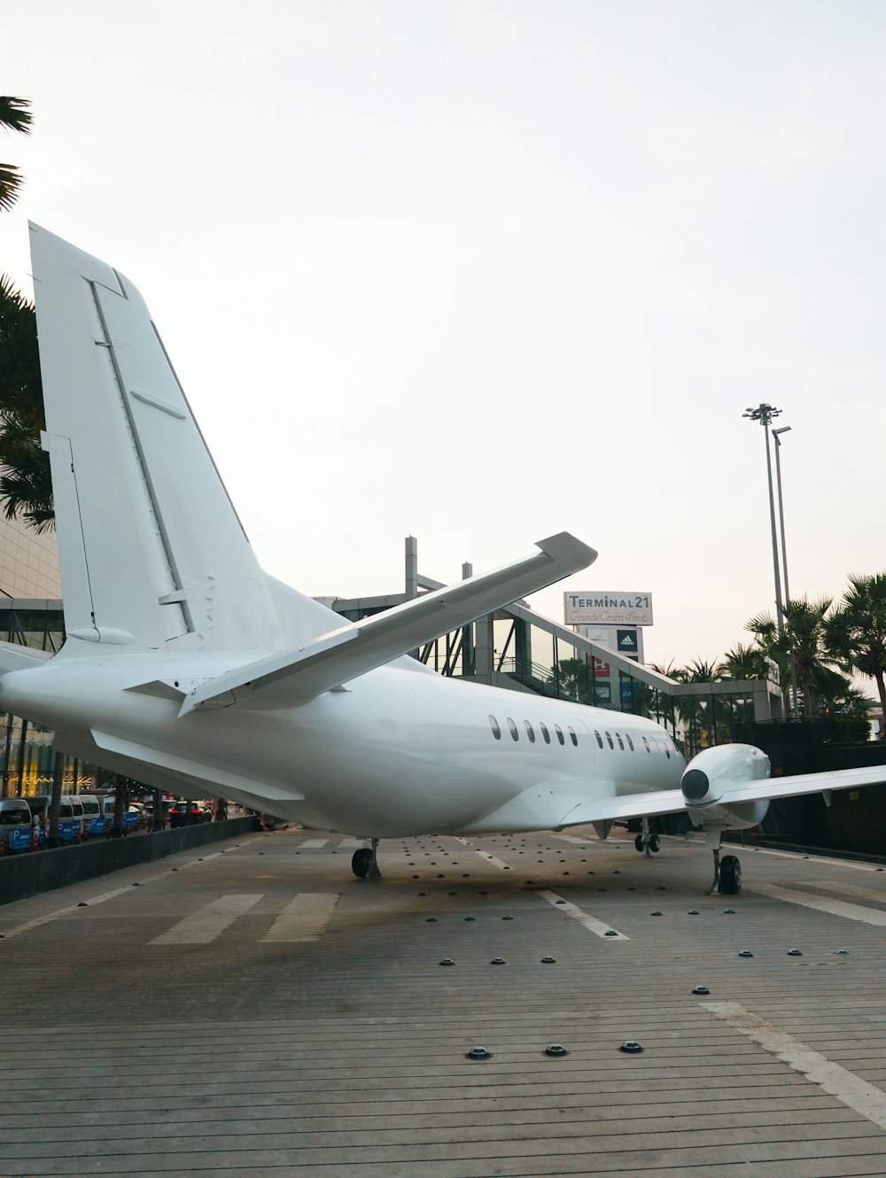 Ein großes weißes Flugzeug, das auf einem Rollfeld sitzt