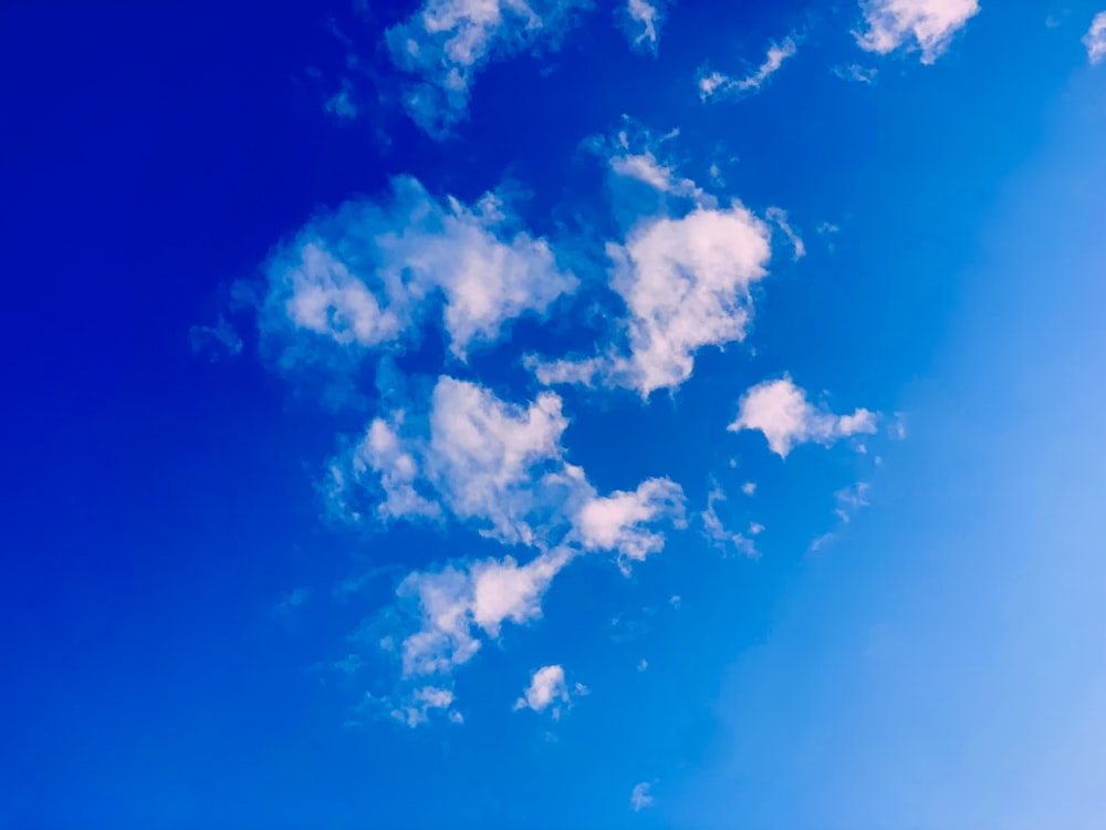 um céu azul com algumas nuvens