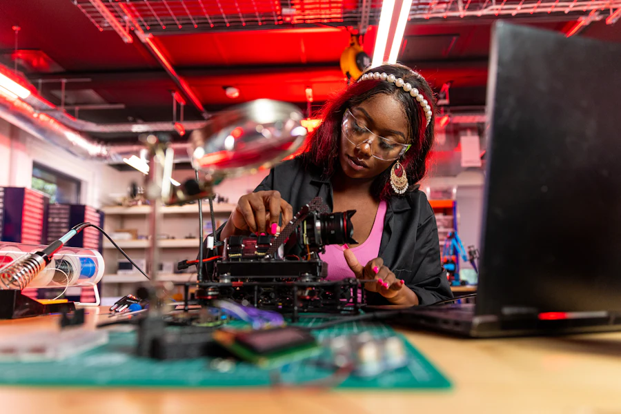 Técnica trabajando con una máquina en un taller