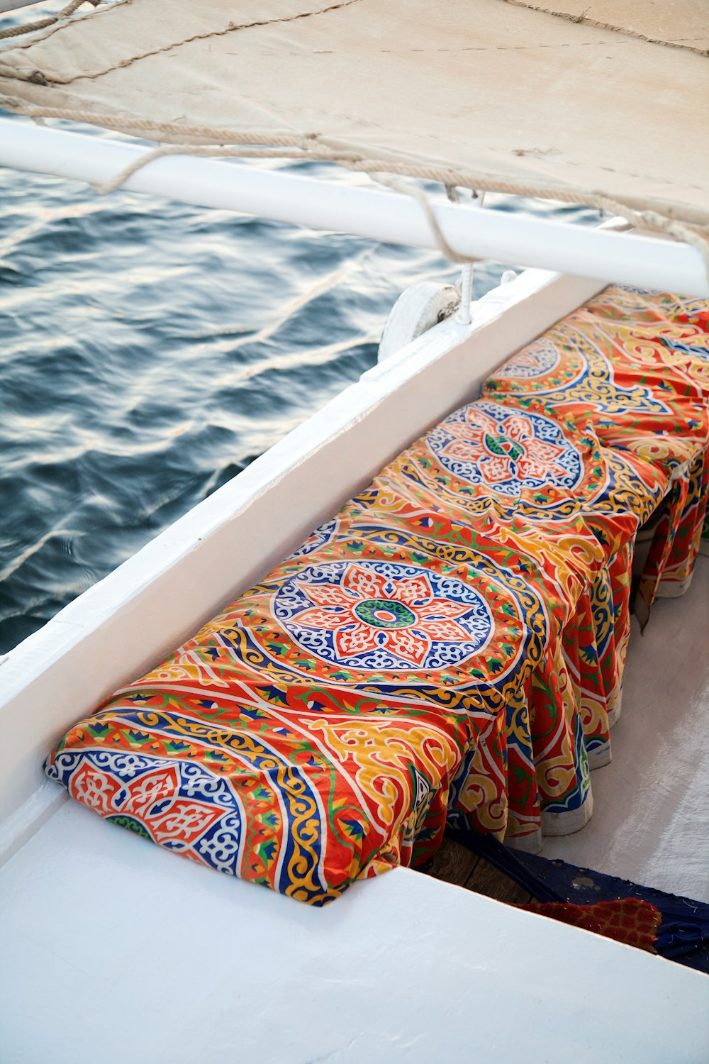 um banco colorido em um barco na água