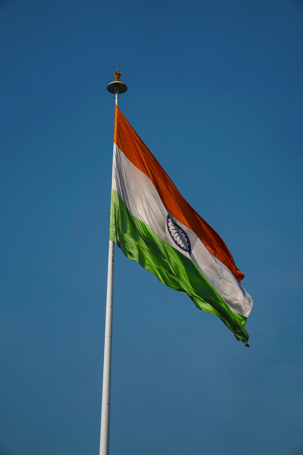 La bandera india ondea en lo alto del cielo