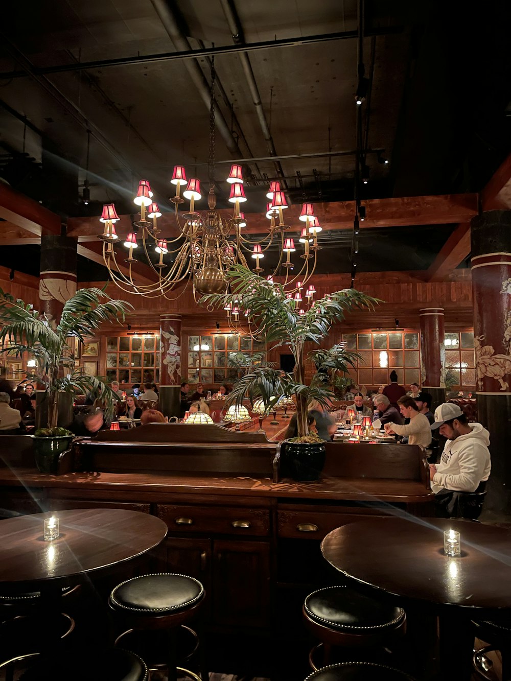 ein Restaurant mit vielen Leuten, die an Tischen sitzen