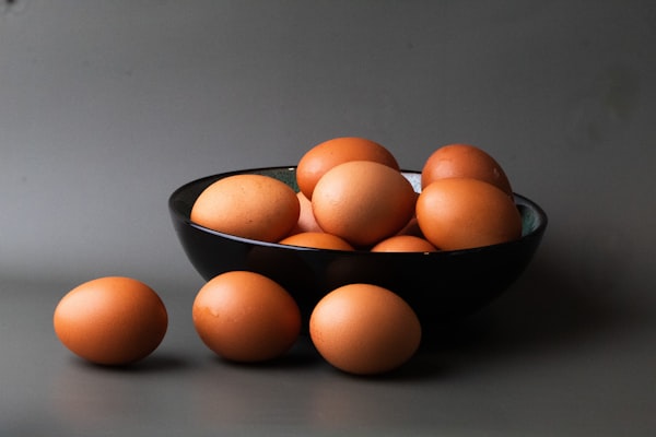 Gekookte eieren met tomaat-komkommersalade — receptfoto