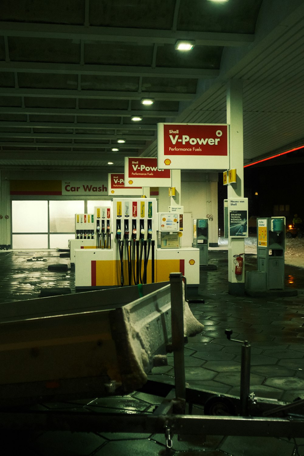 una stazione di servizio piena di benzina
