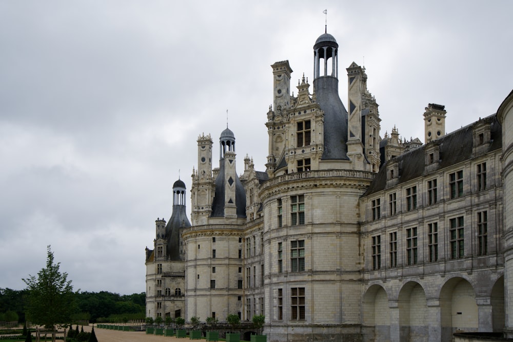 un grand bâtiment ressemblant à un château avec une tour de l’horloge