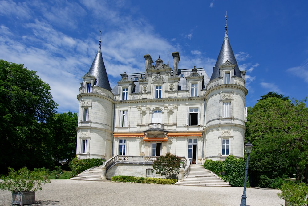 ein großes schlossähnliches Gebäude mit vielen Fenstern