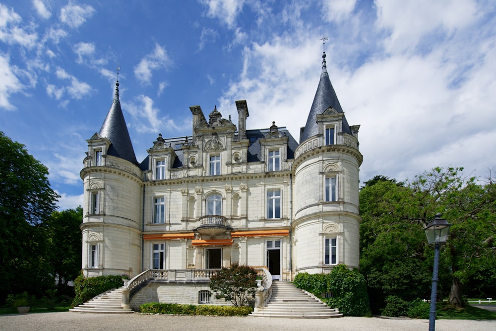 Un grand bâtiment ressemblant à un château avec beaucoup de fenêtres