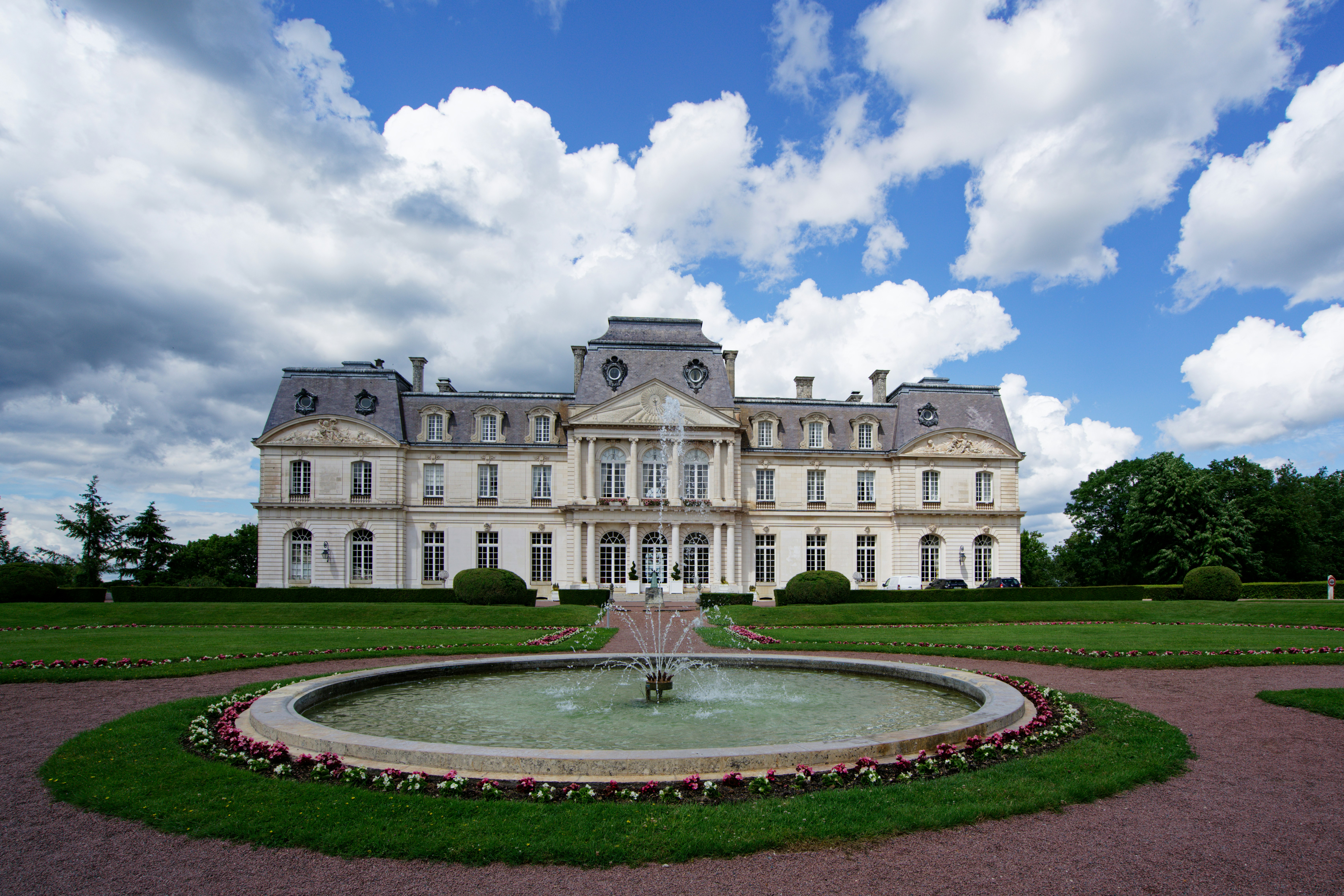 The Château d'Artigny is a 5-star castle hotel. Because it dominates the valley, we can see from afar the white stones of the majestic Château d'Artigny dreamed up during the Belle Époque by the famous perfumer François Coty. Twenty-five hectares of park, a French garden, marble, woodwork, trompe l'oeil frescoes, nothing was too beautiful for this residence, now converted into an elegant château-hotel.