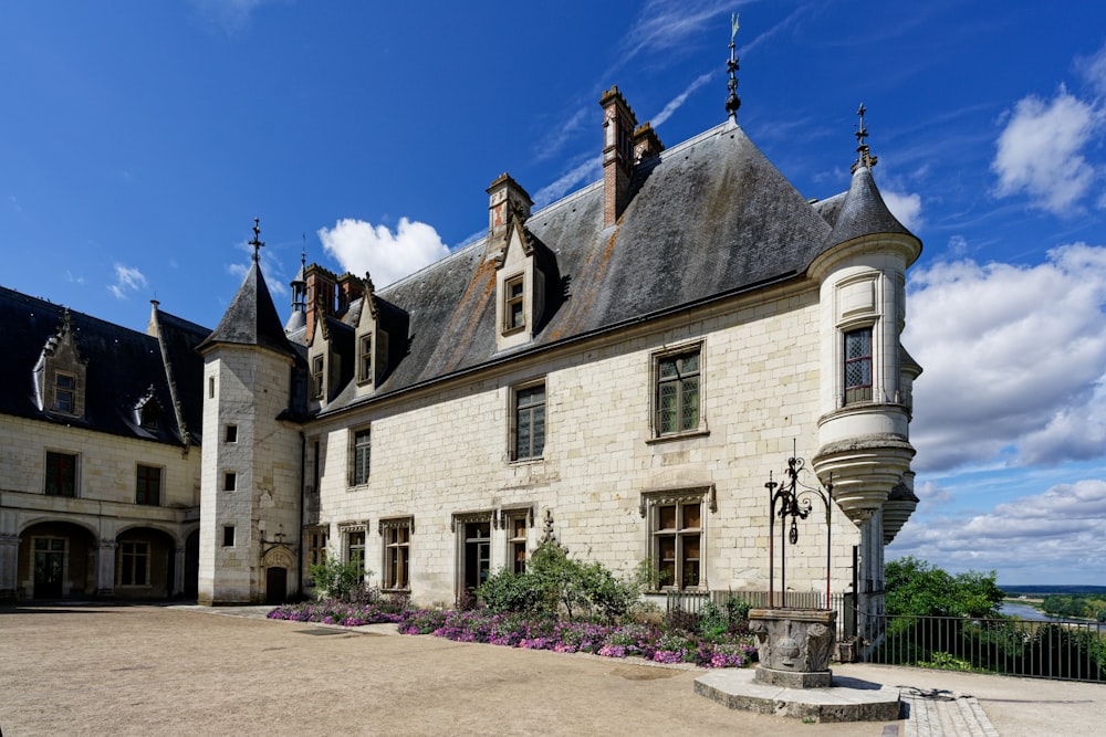 a large building with a lot of windows on it