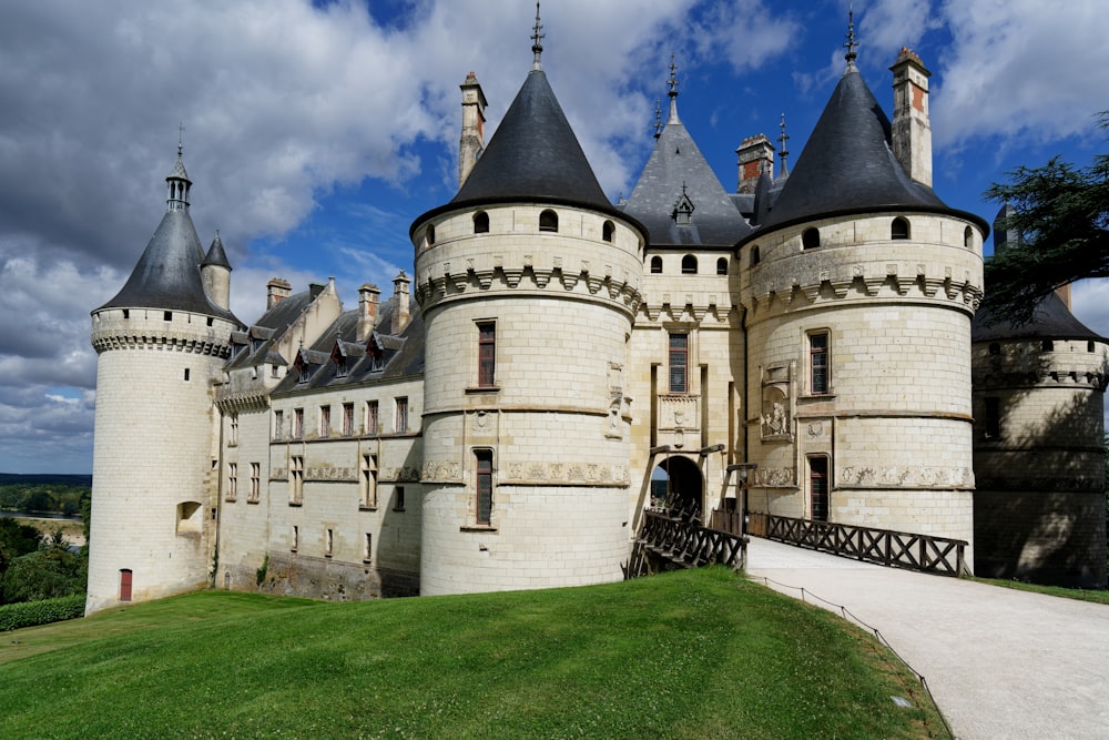 un château avec un chemin de ronde qui y mène