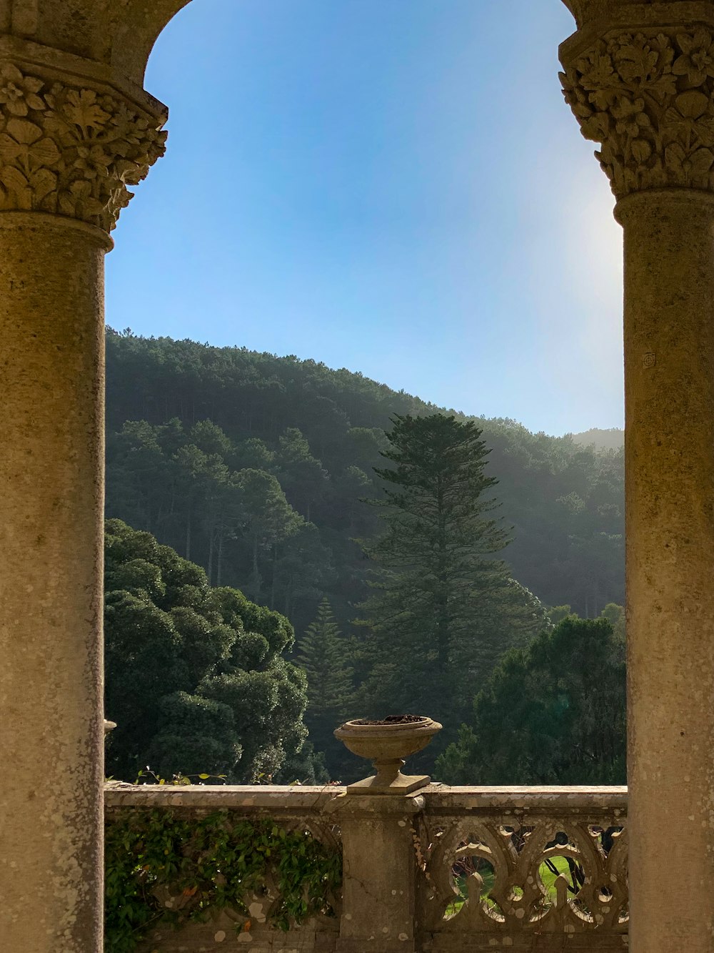 Una vista de una montaña desde un balcón