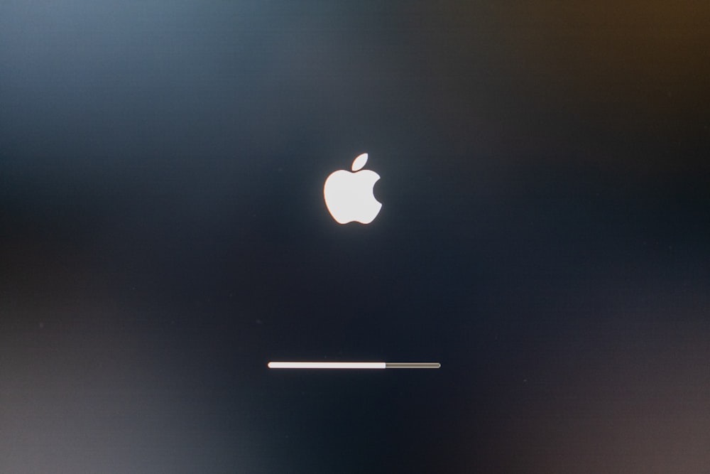 Ein Apple-Logo wird auf schwarzem Hintergrund angezeigt