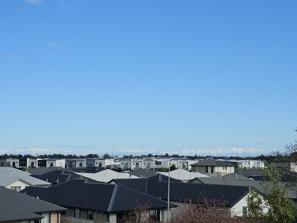 una fila di case con un cielo azzurro sullo sfondo