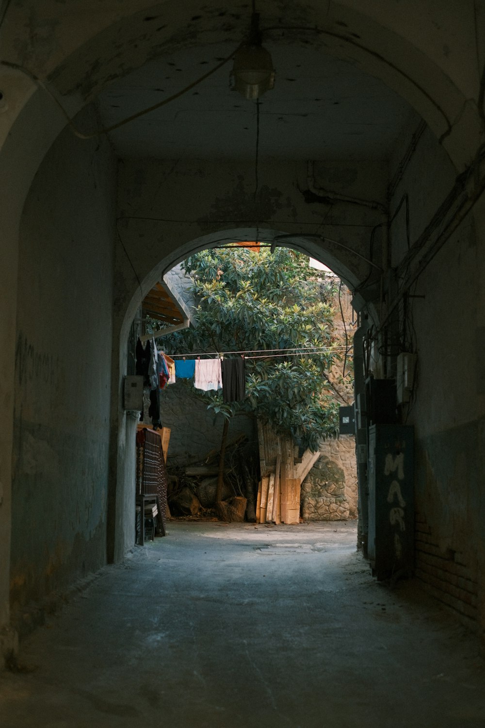 a dark alley way with clothes hanging on a clothes line