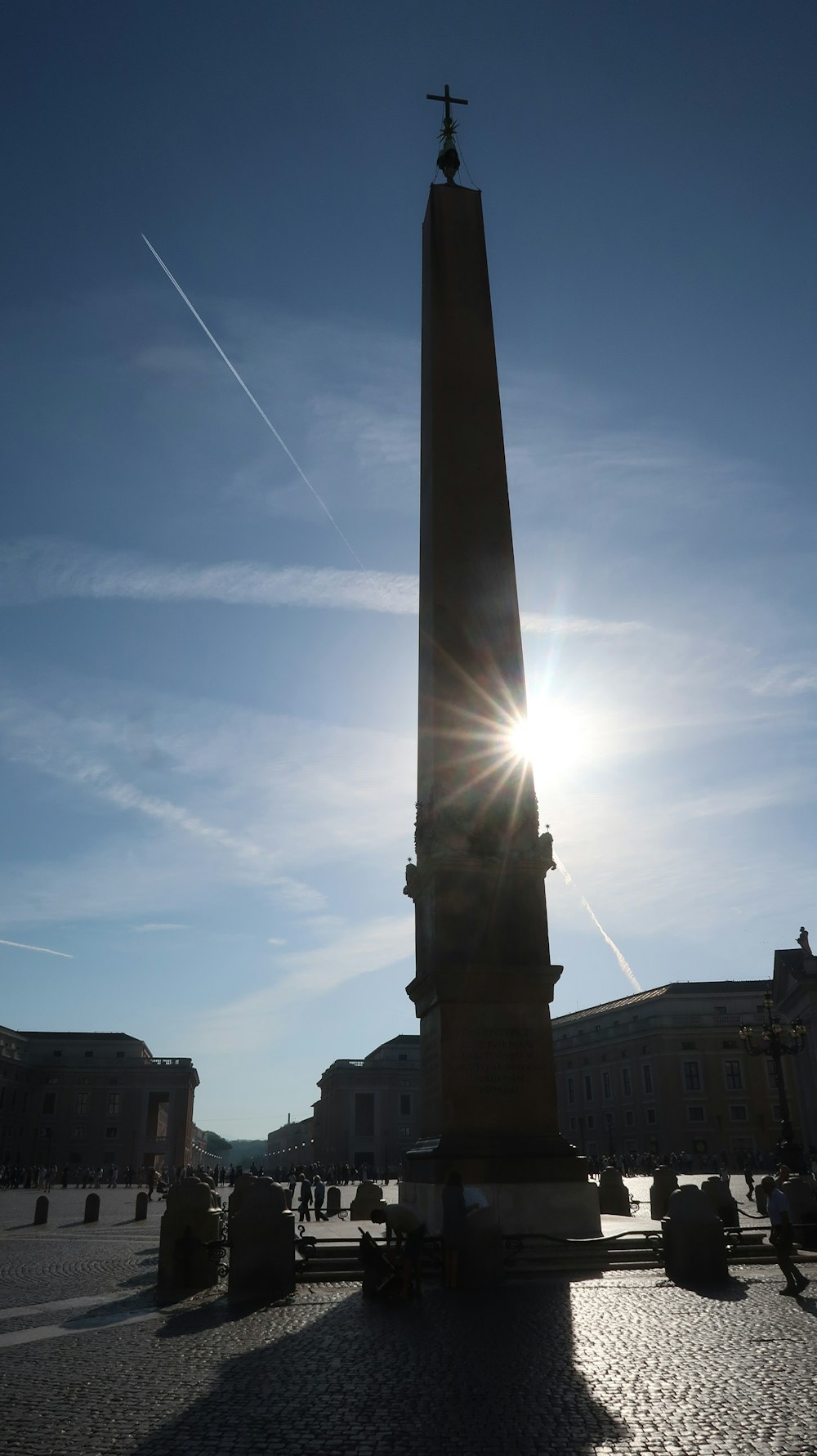 Le soleil brille derrière un grand monument