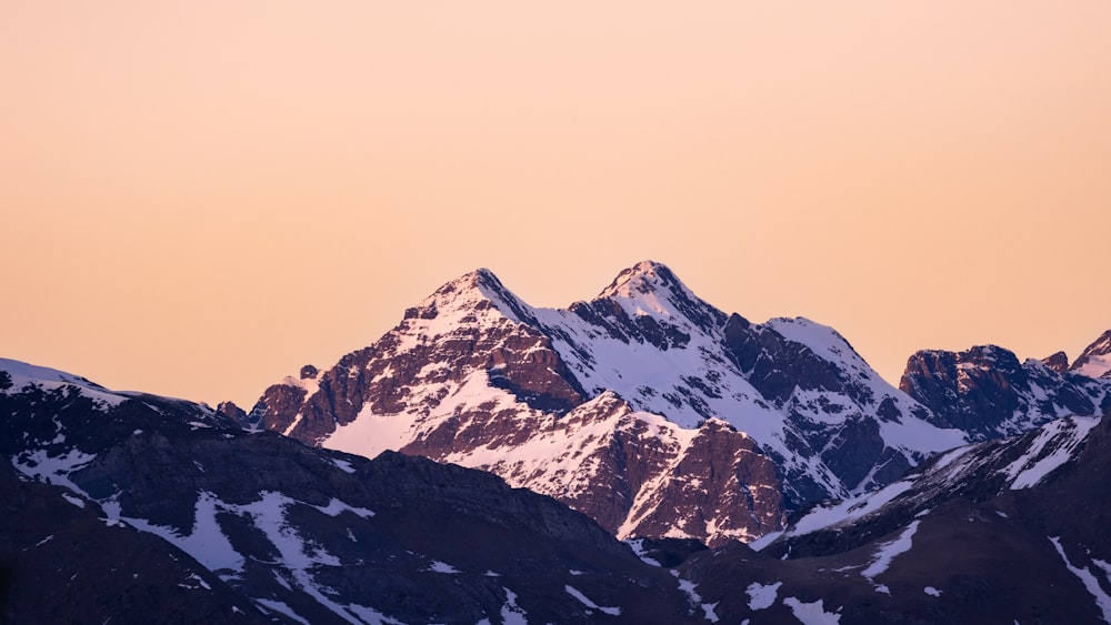 una cadena montañosa con montañas cubiertas de nieve al fondo