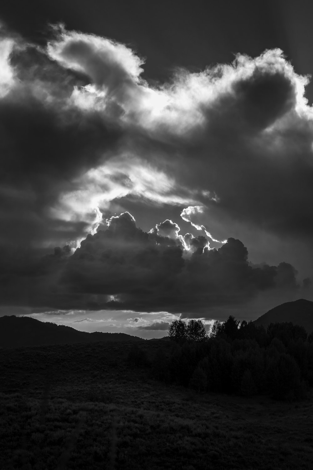 una foto in bianco e nero di un cielo nuvoloso