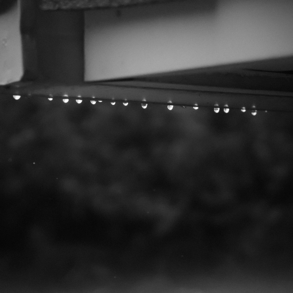 Una foto en blanco y negro de gotas de agua