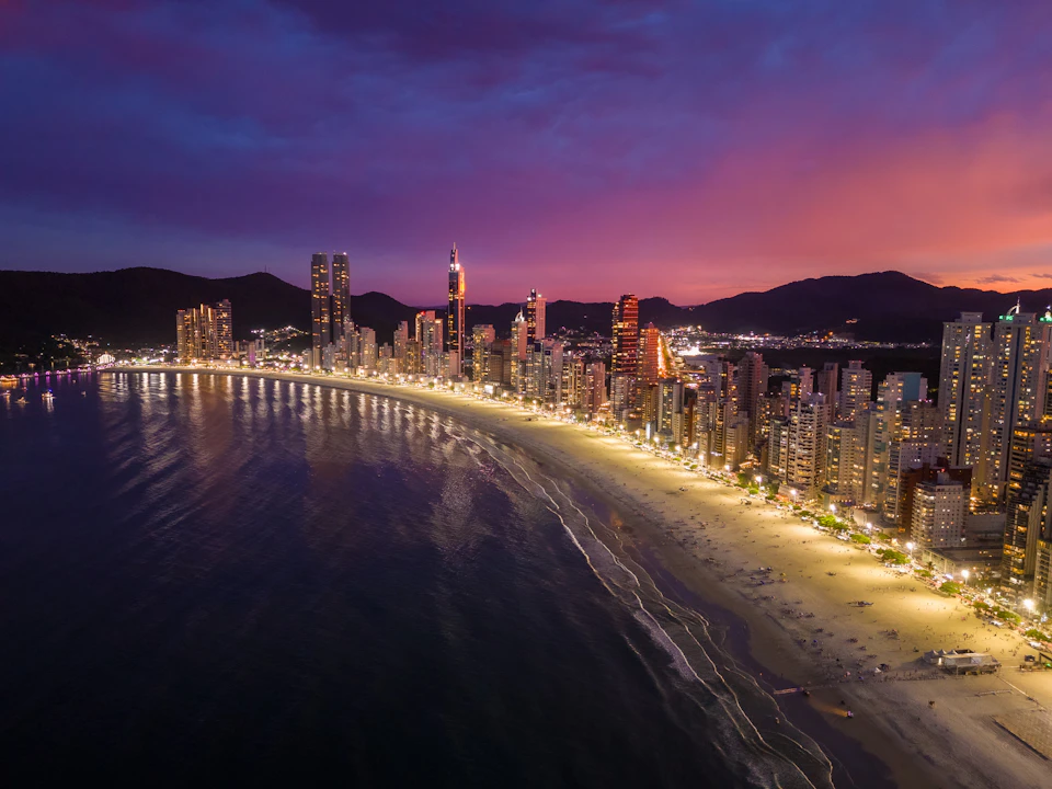 Balneário Camboriú vista aérea ao pôr do sol