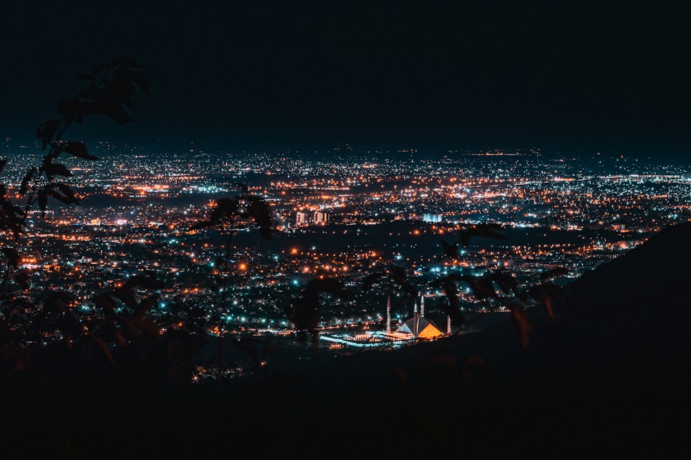 언덕에서 바라��본 도시의 밤 풍경