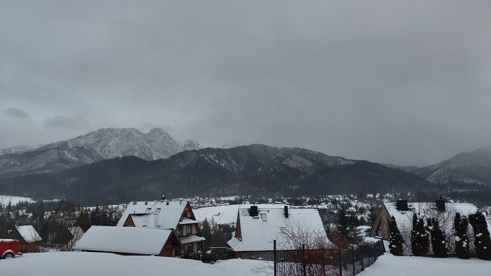 eine schneebedeckte Stadt mit Bergen im Hintergrund