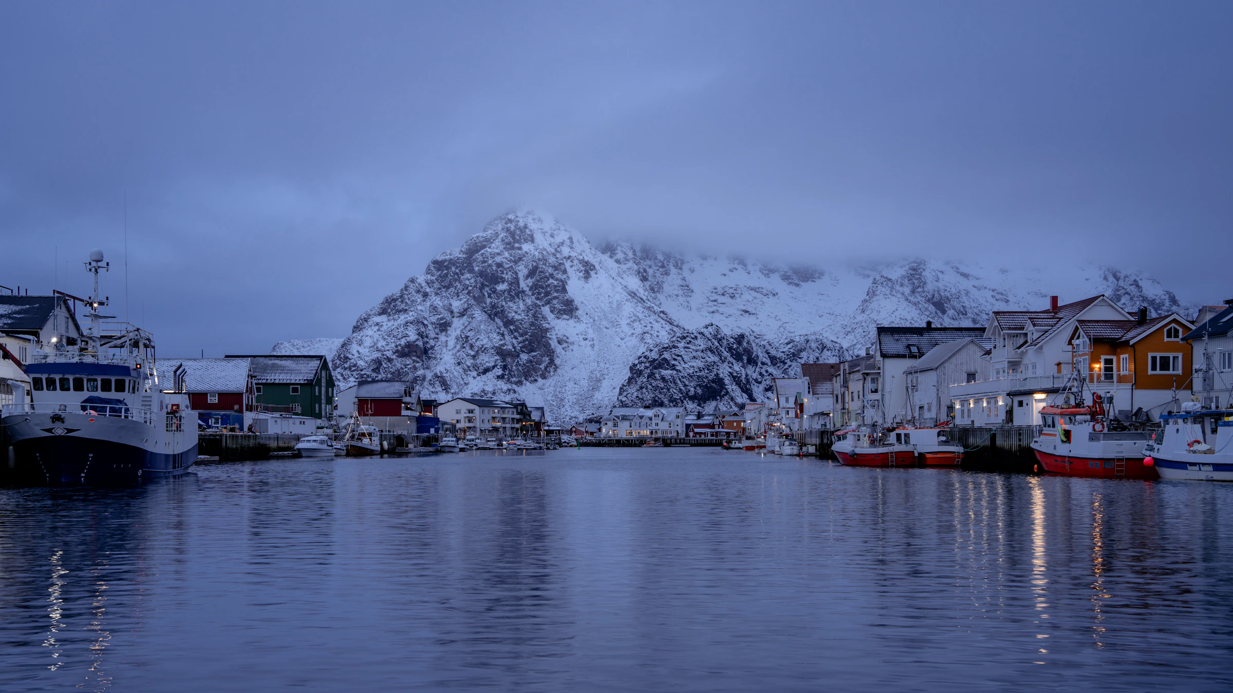 Pelabuhan Tromso dengan perahu dan latar fjord.