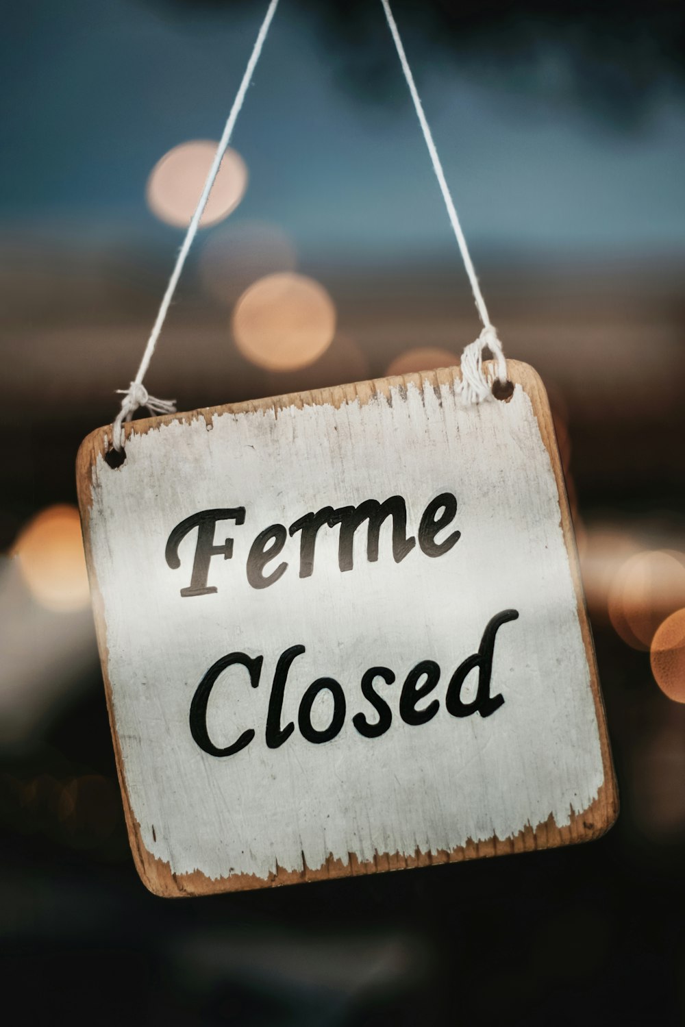 끈에 매달려 있는 페르메 폐쇄(Ferme Closed)라는 표지판