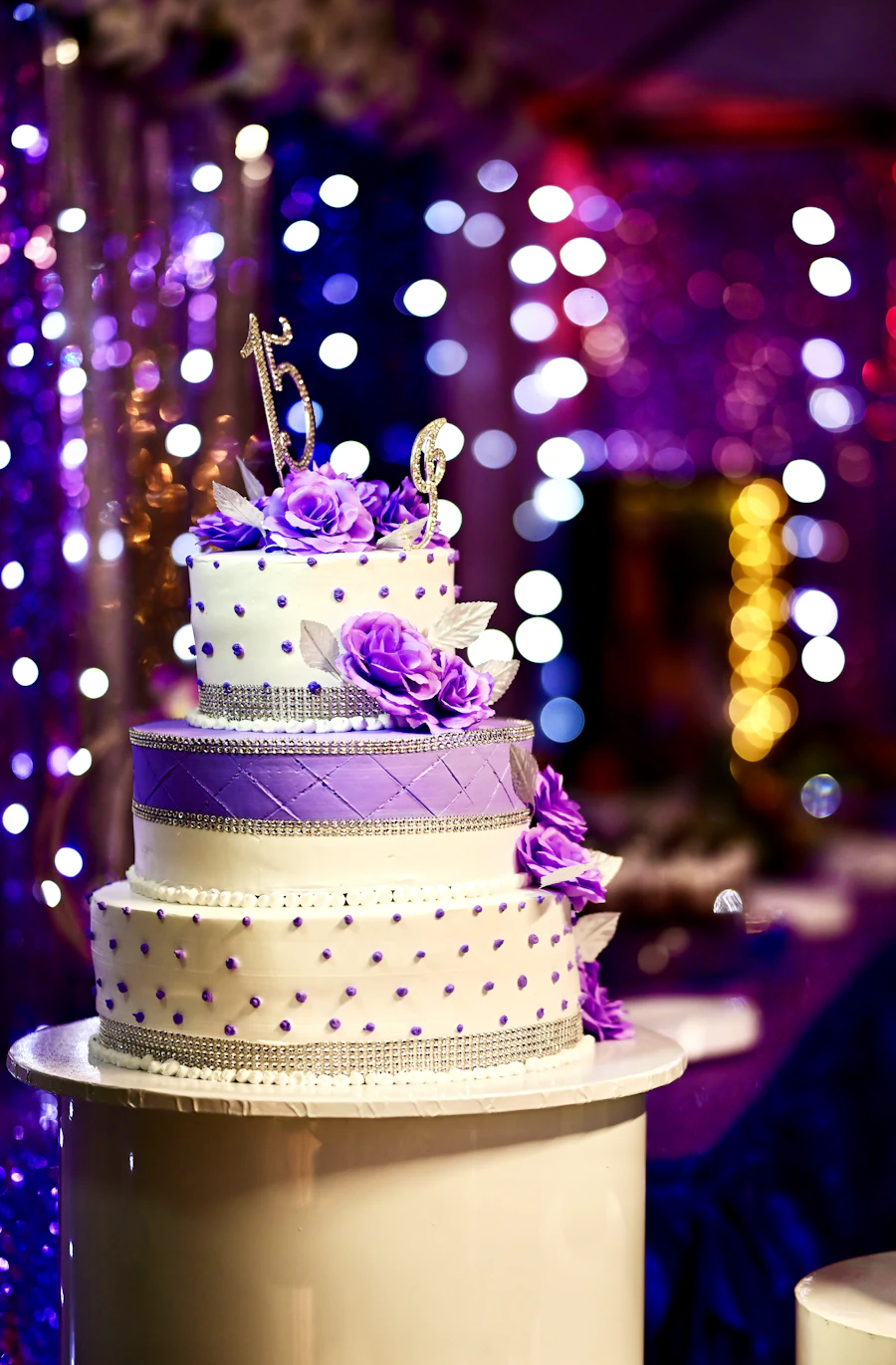 Pastel de tres pisos con flores moradas