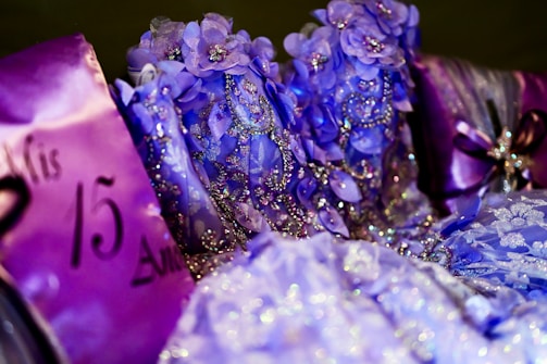 Vestido y decoración de fiesta de 15 años con detalles brillantes.
