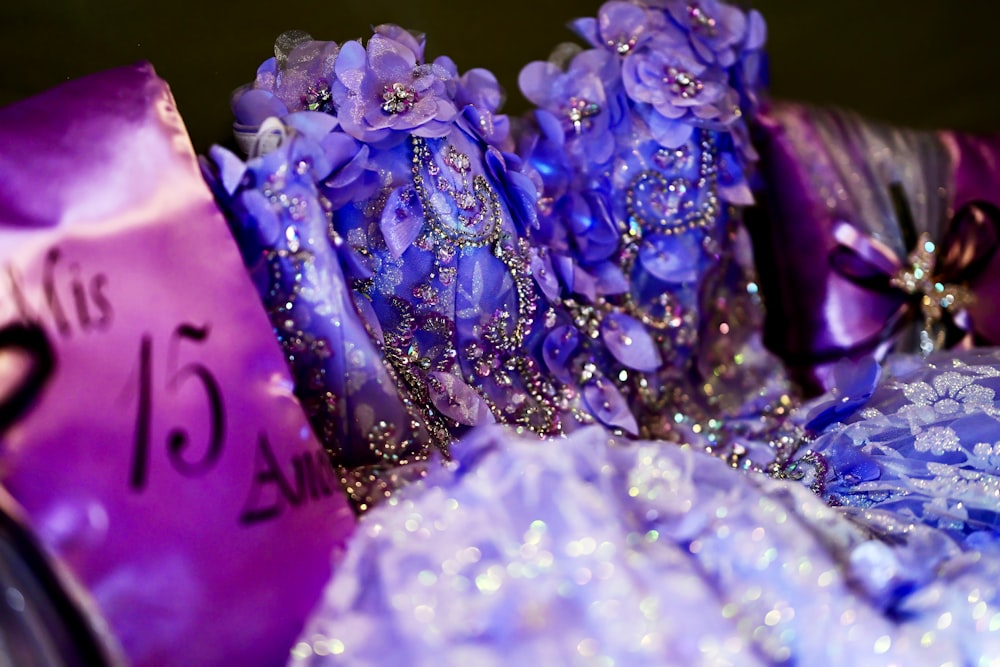 a close up of a bunch of purple flowers