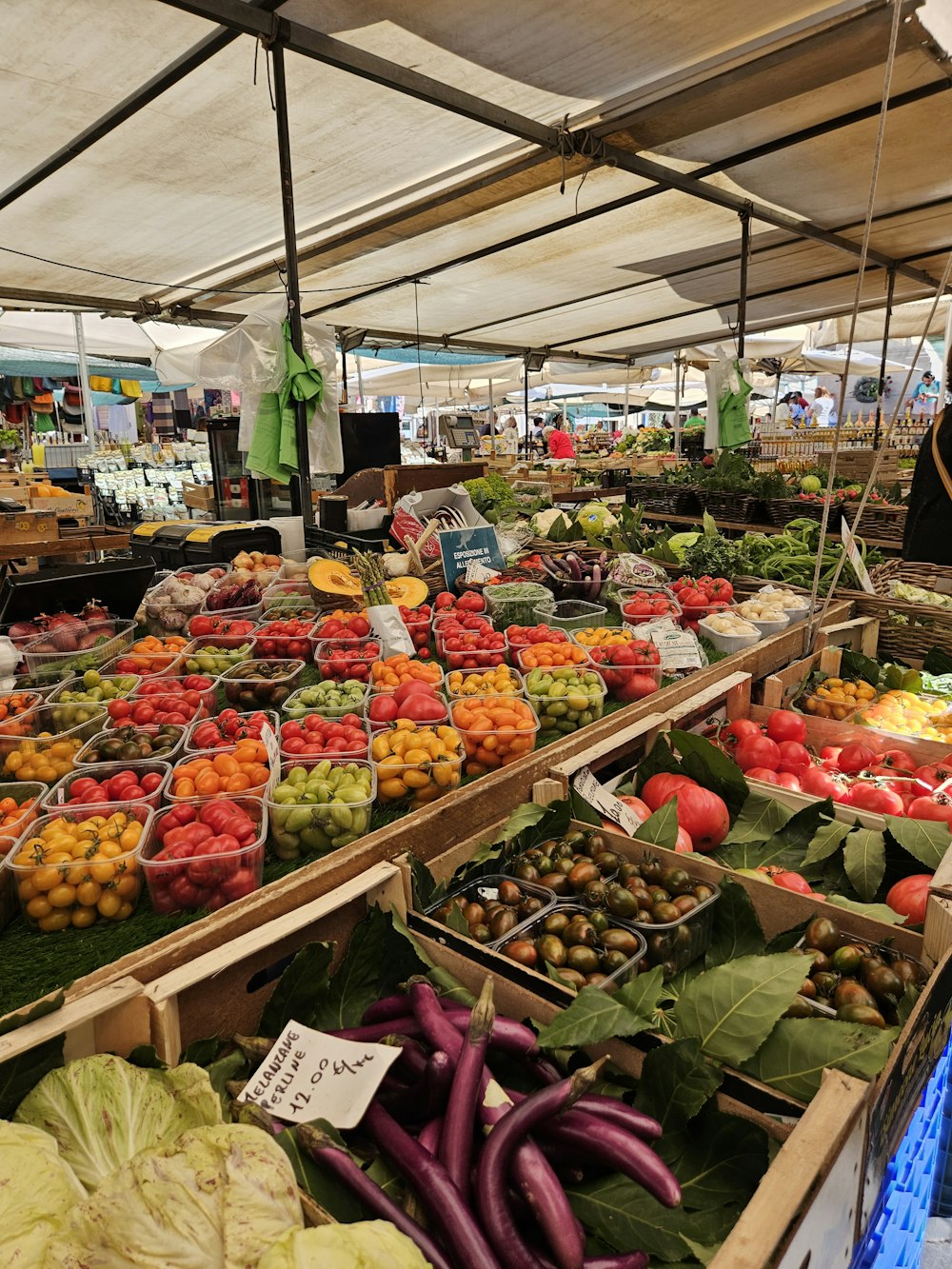 un marché de producteurs rempli de nombreux produits frais