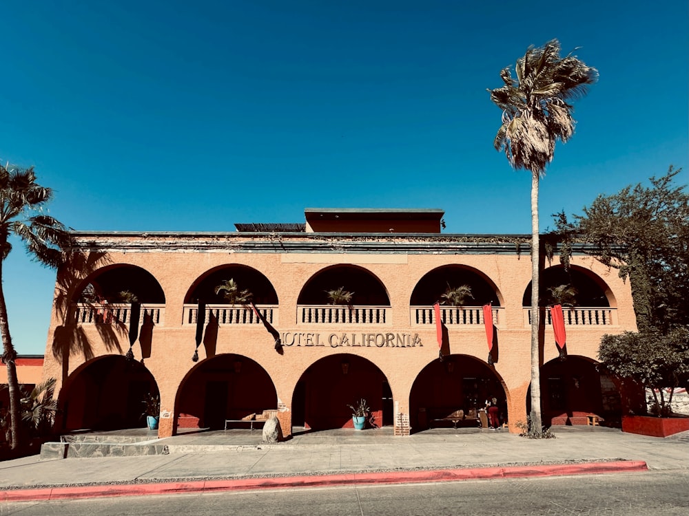 Un edificio con palmeras frente a él