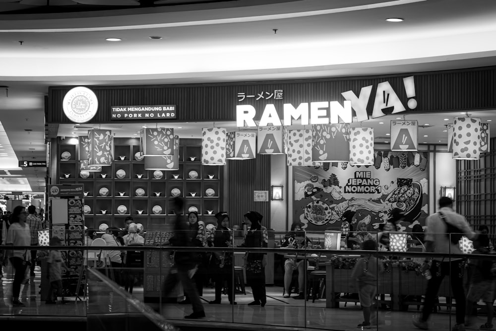 une photo en noir et blanc d’une devanture de magasin