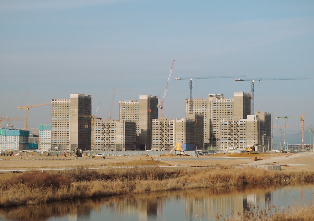 un chantier de construction avec un plan d’eau au premier plan