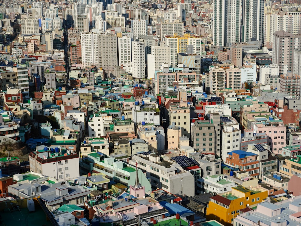 Una vista de una ciudad con muchos edificios altos